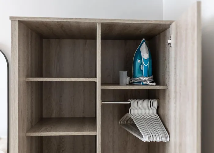 Modern House - Sleeps 12 - Birmingham City - Free Parking