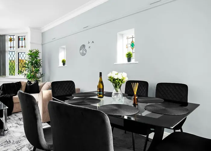 Stylish 5 Bedroom House - 11 Guests - Garden & Private Parking 316C